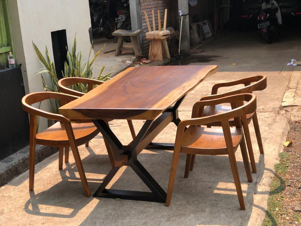 Set meja makan kayu trembesi solid