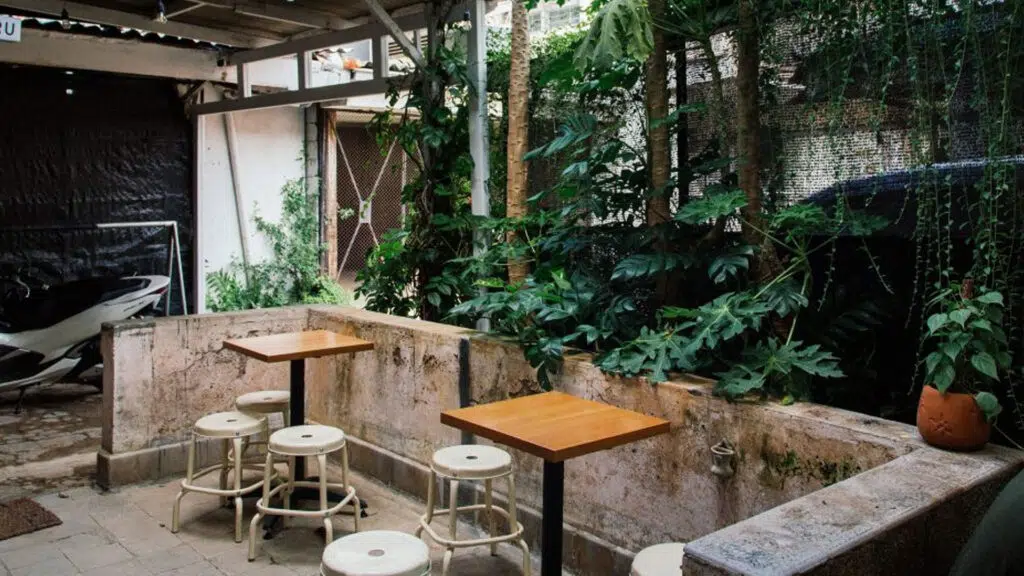 meja kafe kayu jati gaya industrial