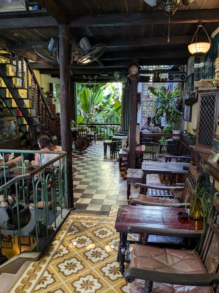 kafe-berkonsep-lokal-dengan-furnitur-kayu-jati-dan-sentuhan-budaya-daerah