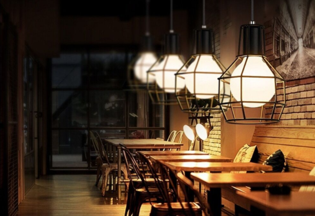 interior kafe industrial kayu jati dan besi