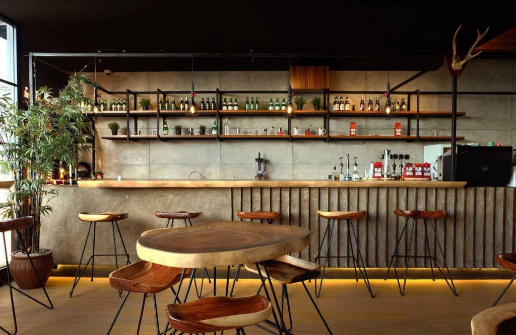 desain kafe industrial kayu jati dengan furnitur besi