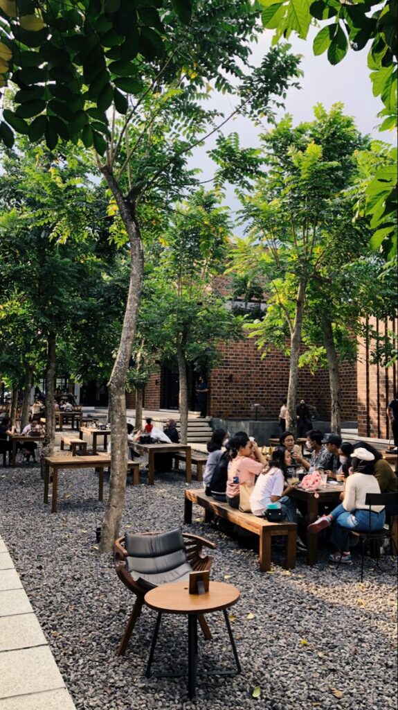 kafe ramah lingkungan dengan furnitur kayu jati tahan lama