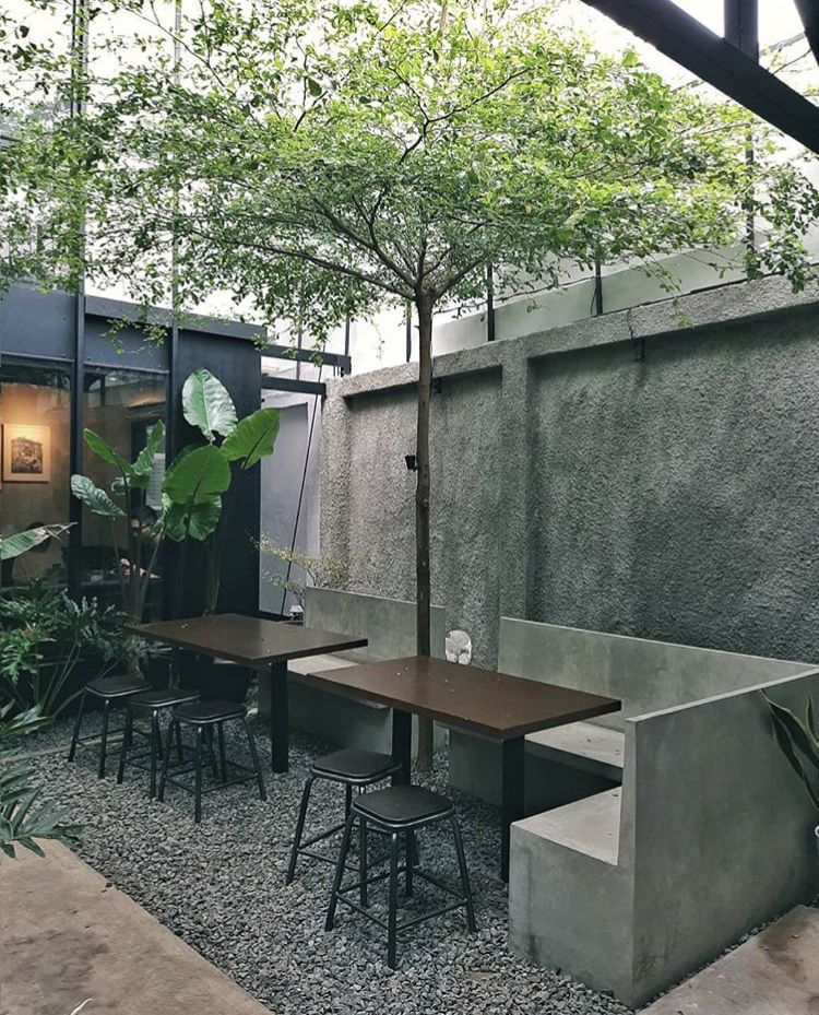 kafe instagramable dengan desain modern dan furnitur kayu jati fungsional
