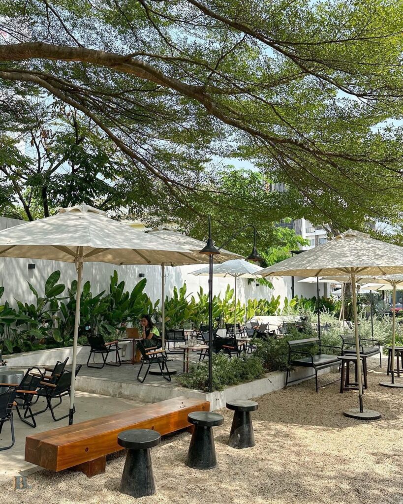 kafe outdoor semi terbuka dengan furnitur kayu jati yang kokoh dan alami